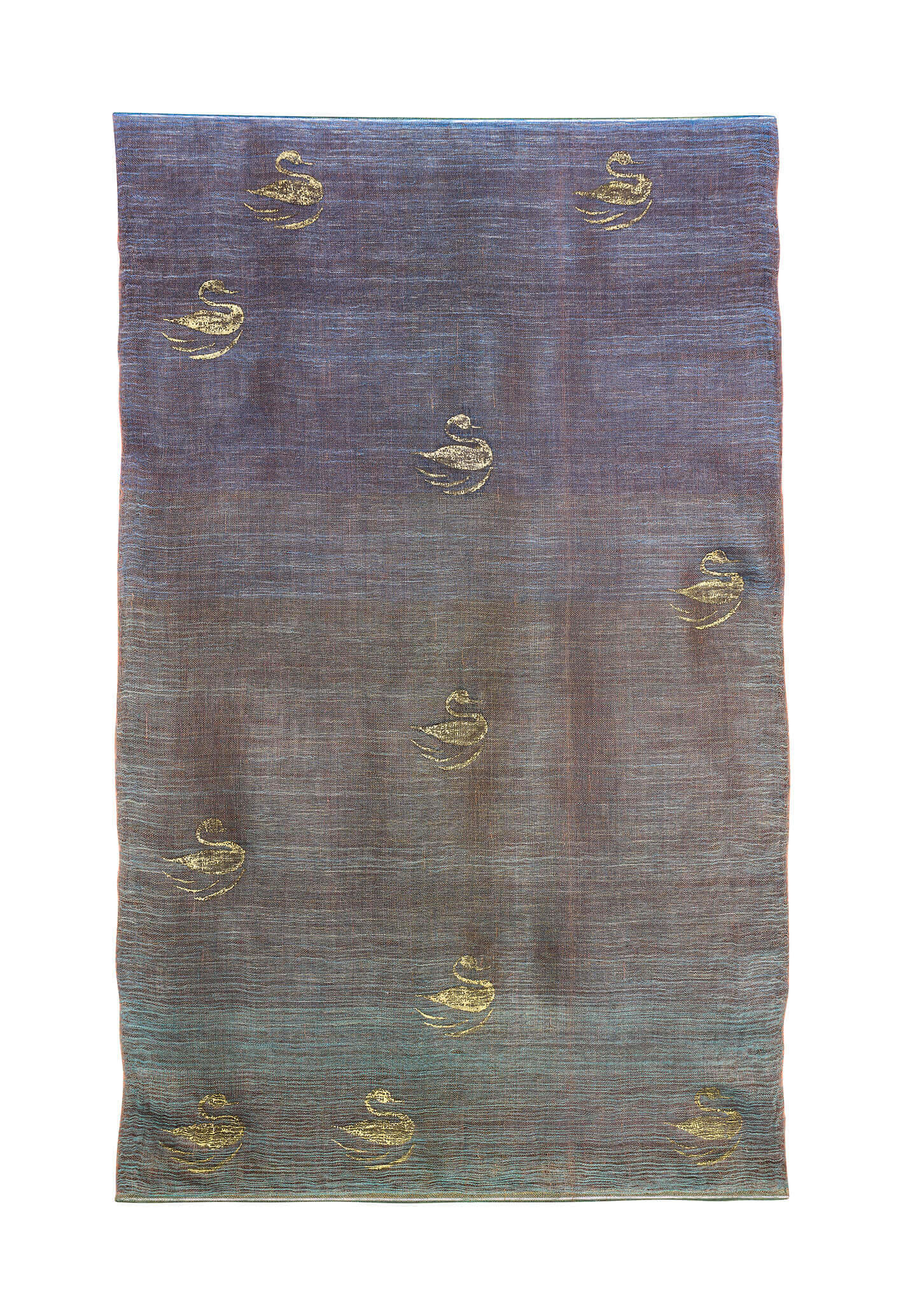 Swimming ducks 2025 Seide, pflanzengefärbt, gewebt, bemalt mit Echtgoldpigmenten, Reisstärke 1,50 m X 0,93 m. Motive aus altpersischen Textilmusterungen
